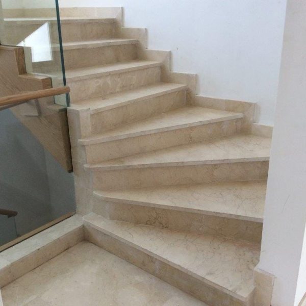 Bézs márvány lépcsők