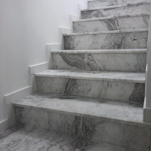 Fehér márvány lépcsők