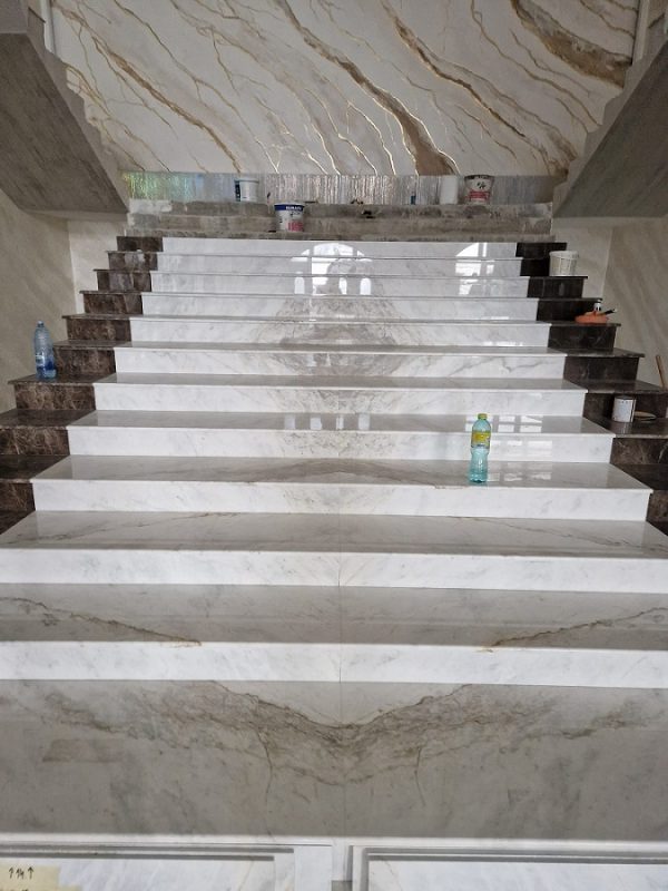 Fehér márvány lépcsők Budapesten