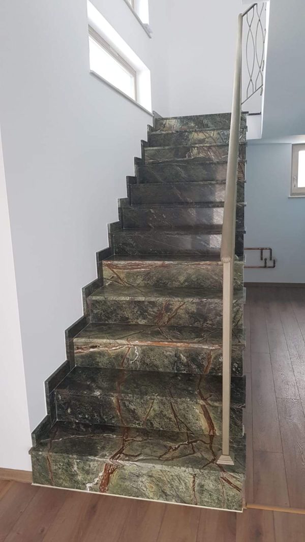 Zöld márvány lépcsők